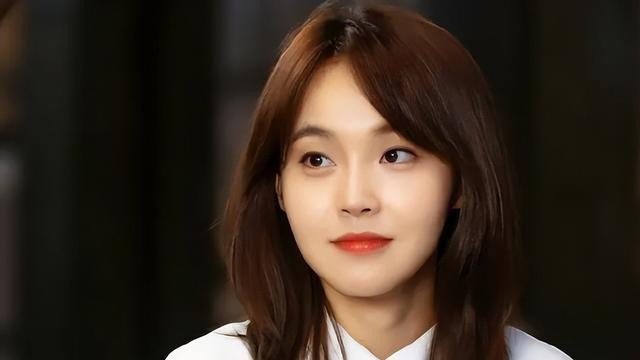 冻龄女神张佳宁：拒绝认亲父，百万豪宅送母，出道16年零绯闻