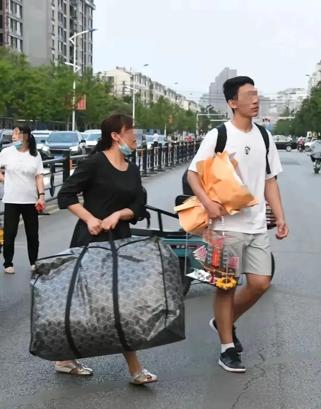 “扁担女孩”火爆全网，那毕竟是少数，图片才是真实的情况。
世上只有妈妈好，儿子再