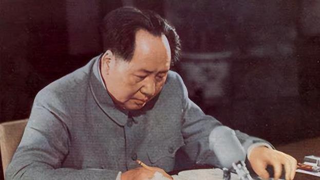 1961年刘少奇到韶山，在毛主席旧居前迟迟不进：门匾是谁写的？