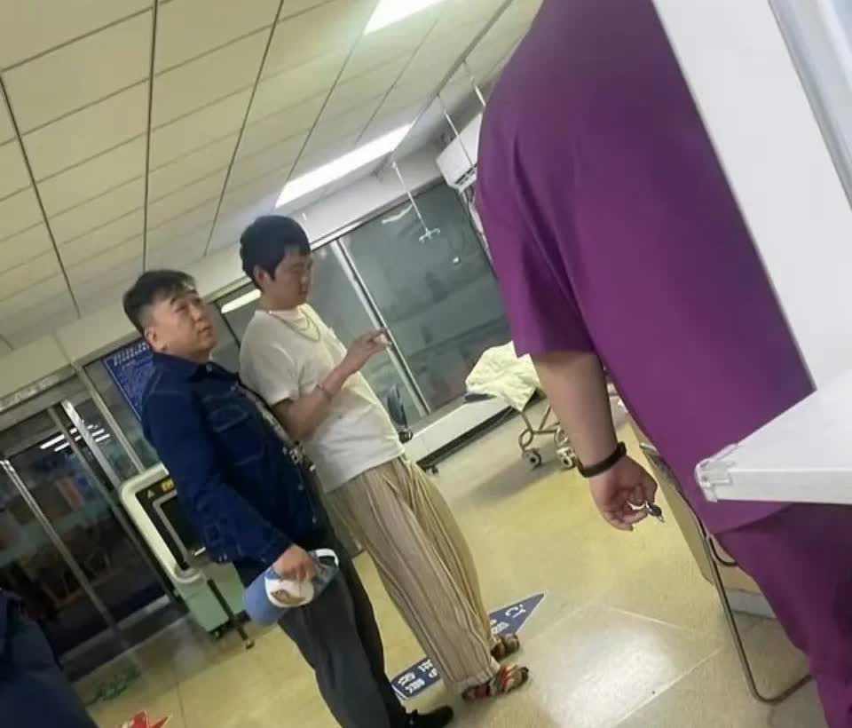 马思纯的男朋友、盘尼西林乐队的主唱张曼乐疑似被打。
有网友爆料，说在医院急诊偶