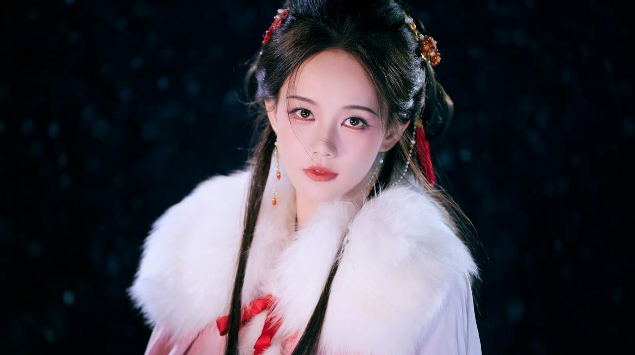 书卷一梦宋，雪中鼓点惊！李一桐这打鼓的模样也太绝了——倔强里裹着清冷，清冷中藏着