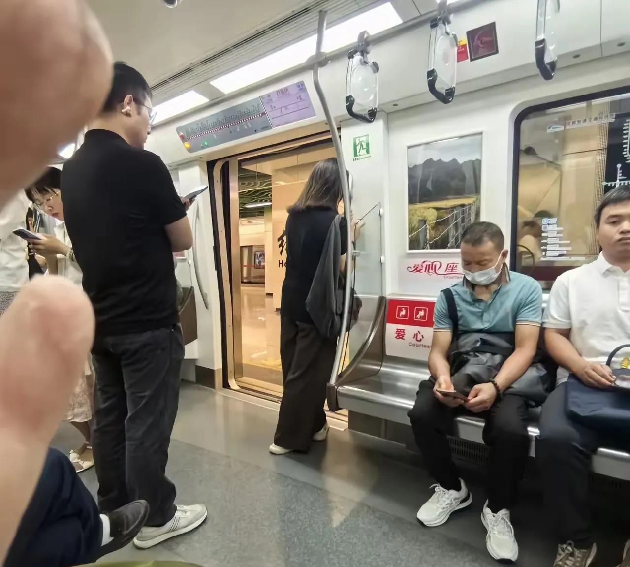 大家看下面的图片，在地铁上，爱心专座宁可空着，旁边站着的年轻人也不去坐。
这不是