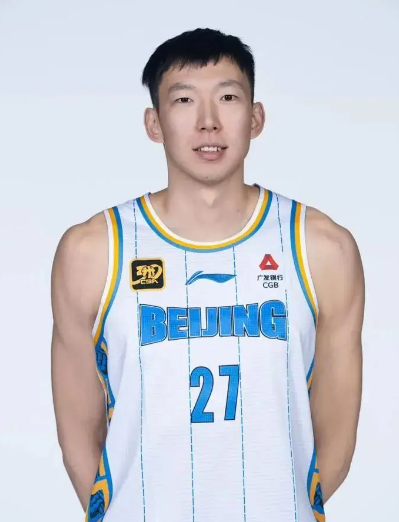 北京男篮主帅许利民接受媒体采访，谈及本场比赛，许利民表示：周琦的作用非常大，每名