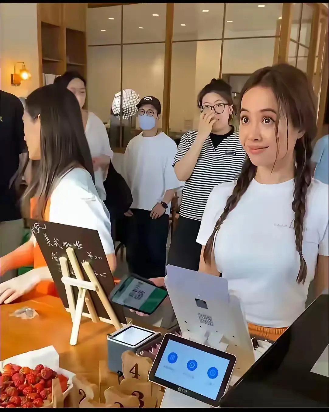 蔡依林付款，请问是用的什么手机啊！
