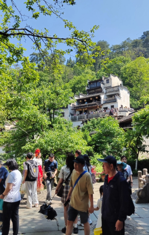看来五一穷游成为主流
湖南，成都，北京，上海等地公布了五一接待数据。四地总接待游