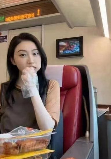 景甜在高铁上开吃播，带手套吃鸭翅喝可乐，太接地气了吧 ​​​