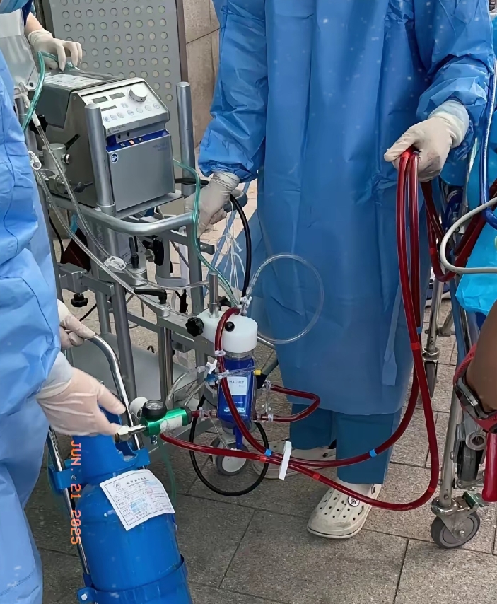 医院财务科按计算器的手停了。

2.8万救护车费闹大了。家属投诉，钱退了。

有