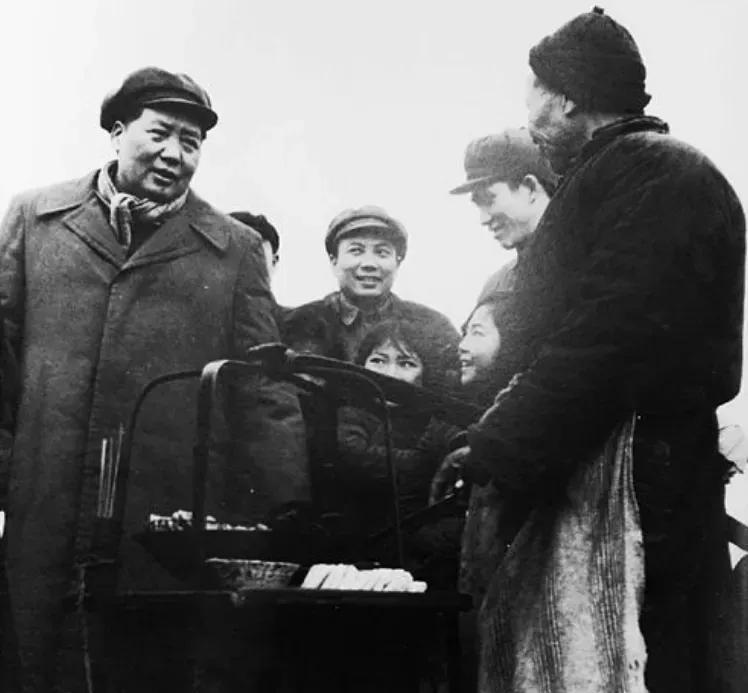 1957年，毛主席视察武汉，得知王盛荣只是建筑局里的一个副处长时，勃然大怒，当即