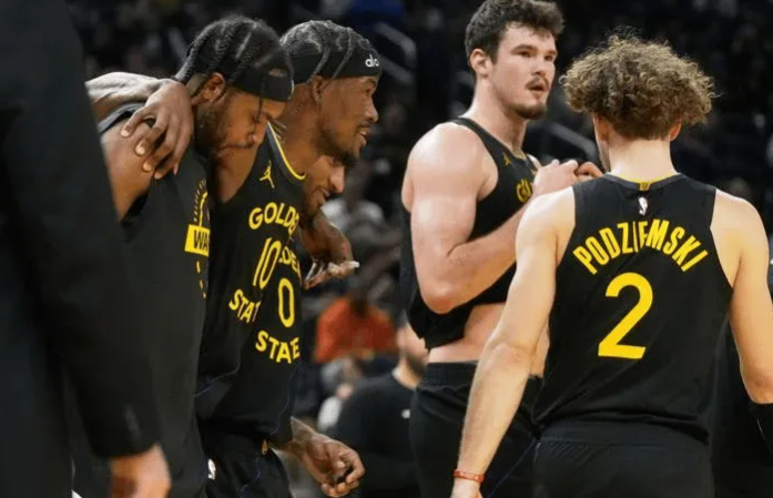 勇士球员吉米-巴特勒遭遇右膝前交叉韧带撕裂，赛季报销。
NBA常规赛，勇士以13