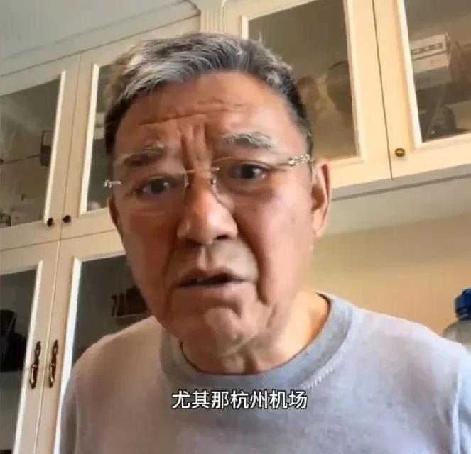 台湾老戏骨李立群在直播时吐槽道：“内地的机场真的建的太大了，特别是杭州机场，我都