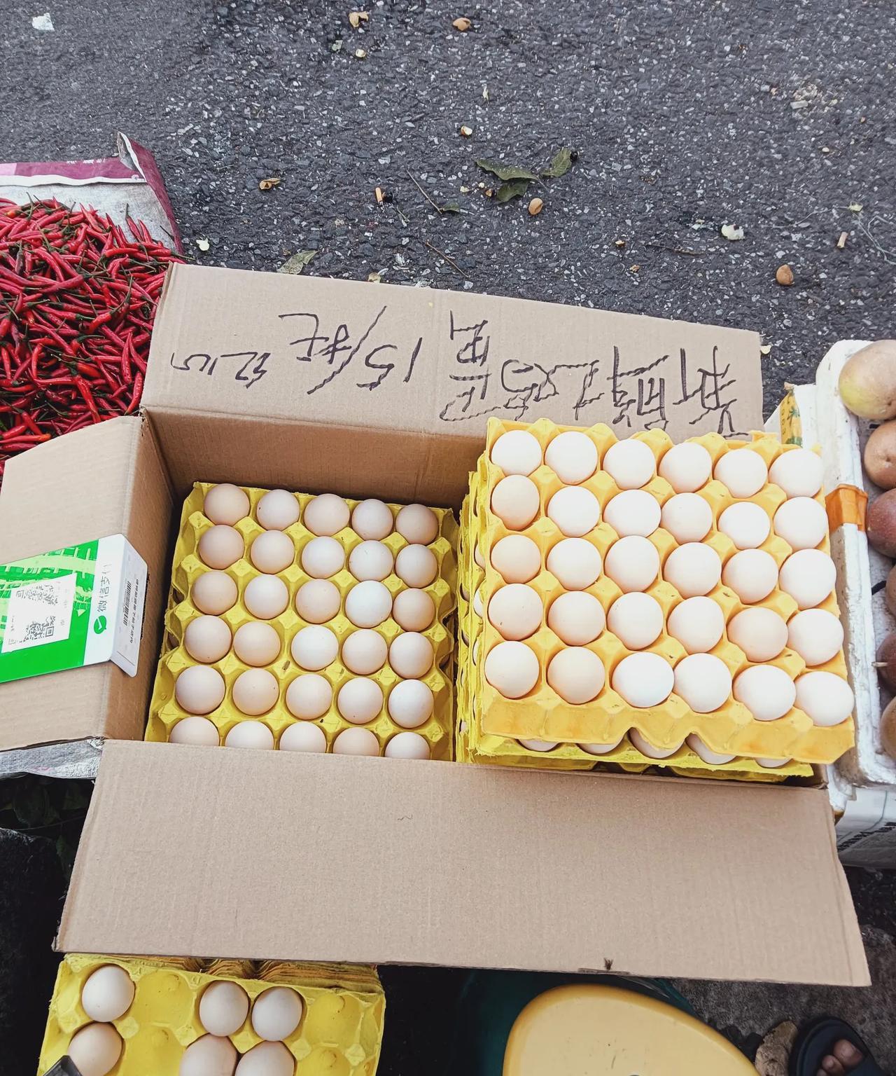 摆摊真的可以减肥，摆摊25天，从216斤到现在的200斤
今天去拿货，偷偷站在老