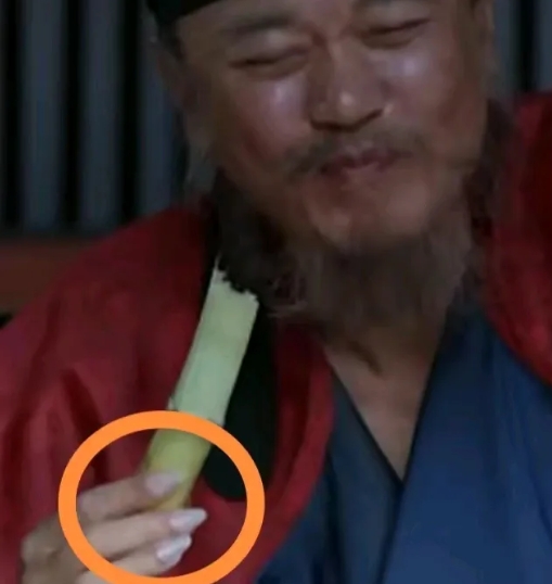 冯嘉怡在“长安的荔枝”就是来搞笑的
黑脸短髯，嬉笑怒骂夸张也就罢了
居然还做了个