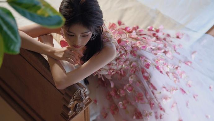 白鹿一袭刺绣薄纱裙装，化身明媚而迷人的花仙子