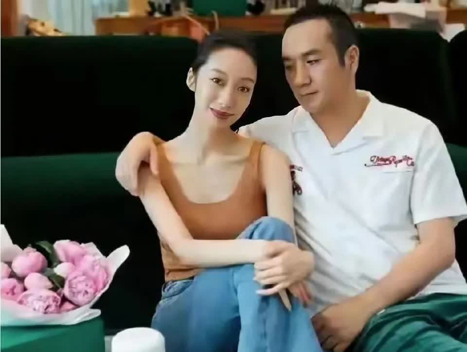 平津侯黄觉的老婆竟然是她
好有气质
而且还是一个导演
曾和王菲一起参加过幻