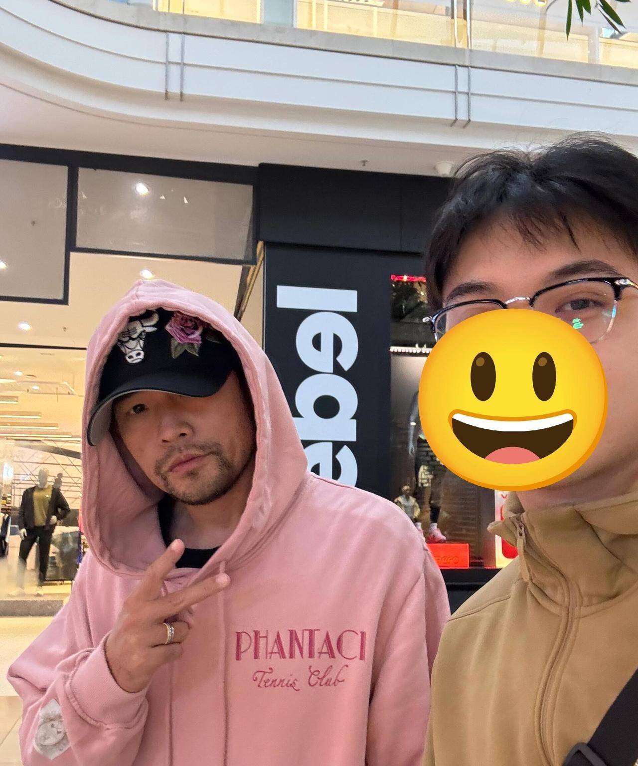 正版周杰伦怎么长得越来越像仿版了，如今感觉正版像盗版的，盗版像正版的[吐舌]现在
