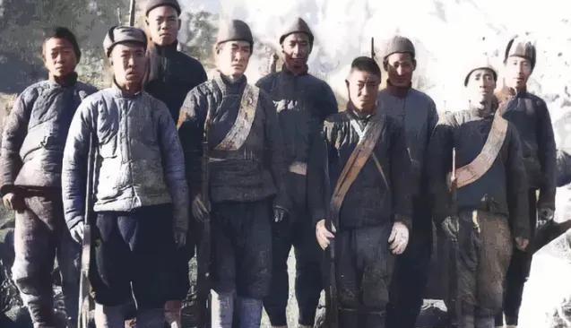 村口俩兵端着枪，斜眼瞅着他，语气硬邦邦：“干啥的？”刘锡琨抹了把汗，咧嘴笑：“找