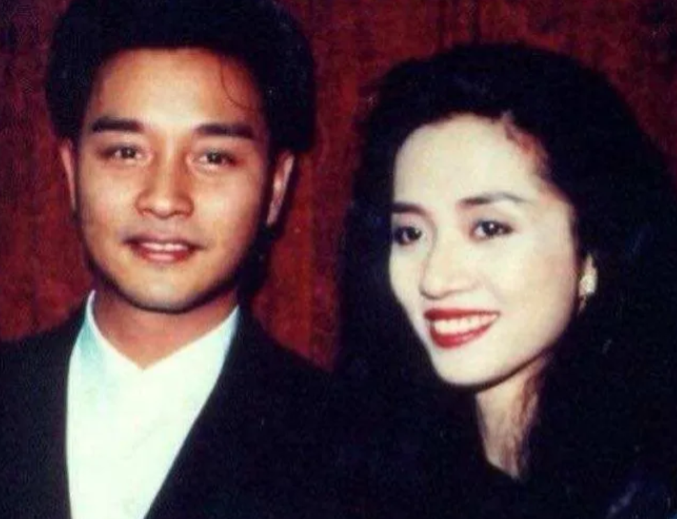 1993年，梅艳芳到加拿大进行慈善演出时，被入境的工作人员歧视，一直问了两个多小