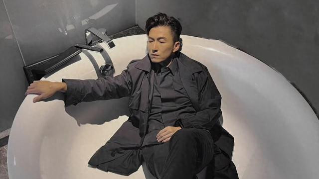 TVB视帝携妻参加儿子毕业礼！晒一家三口合照，小家伙获奖太开心