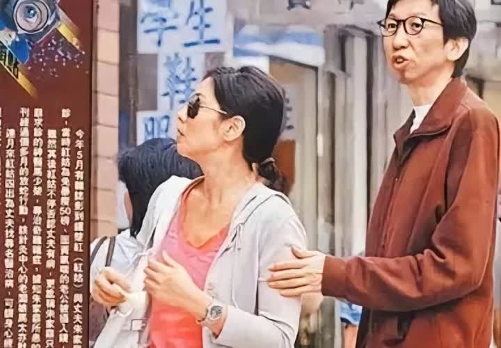 2006年，性感女神钟楚红陪富豪丈夫朱家鼎逛街时的留影，当时朱家鼎已是骨瘦如柴，