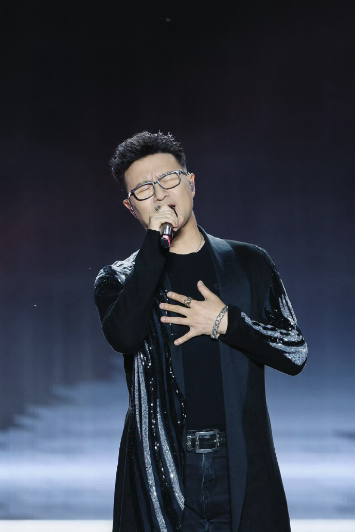 以前听他唱歌的时候觉得唱功还行只是感觉很久没有看到他有新歌了 ​​​