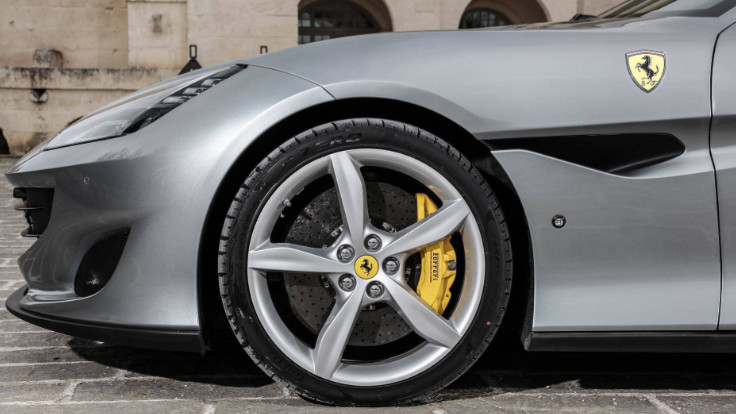 为什么高档车轮胎很扁？普通车轮胎很厚？真相竟然是……