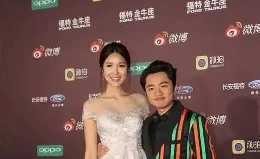“同一年，李亚男和章子怡都嫁人了！ 章子怡嫁给了又高又帅，唱歌还很动听的汪峰！ 