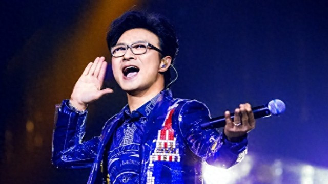 54岁的汪峰还是学不会一个人睡，而他9岁的女儿已经能独挡一面了