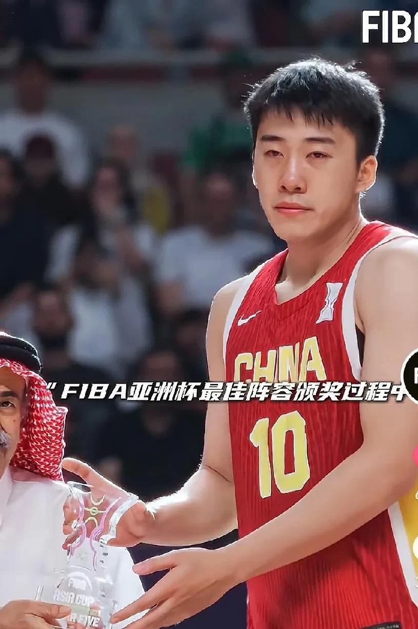 胡金秋一句话说哭领奖的王俊杰
中国男篮亚洲杯获得亚军，总决赛以一分只差输给澳大利