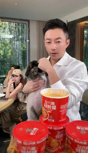 汪小菲马筱梅张兰合体直播，酸辣粉狂卖上万单！

今天下午，
马筱梅开启直播，
她