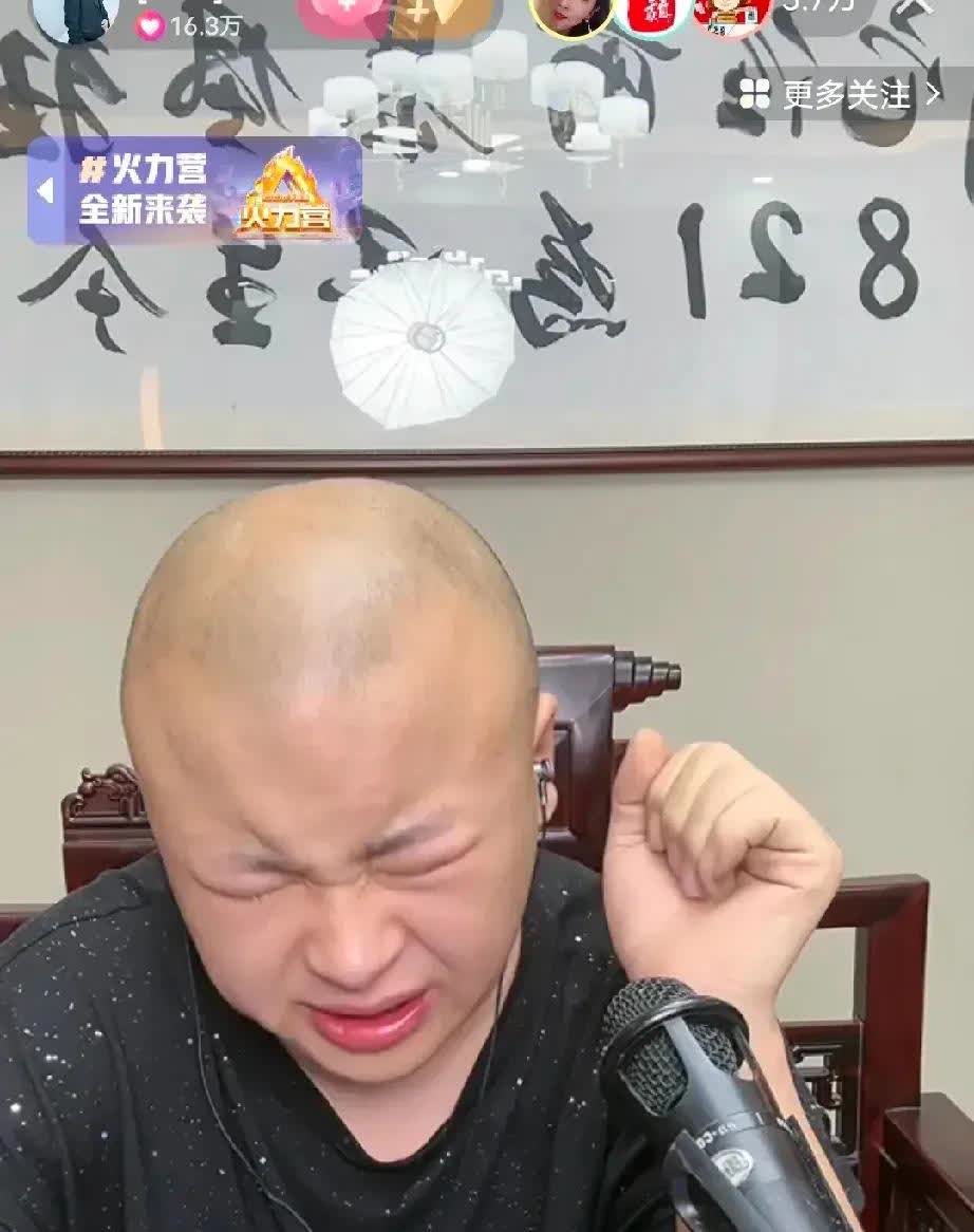 巴扎黑开业，老狗靠卖惨成话题，他边带货边下跪承认自己骗粉丝“割韭菜”得到了报应，