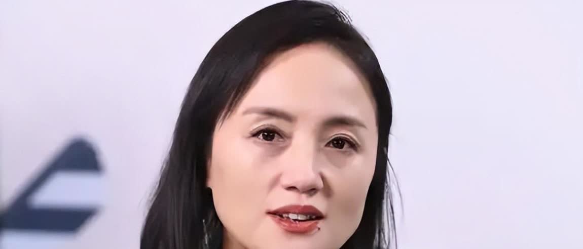 被张国立赶出门，辛柏青为她放弃成名机会，49岁的她魅力依旧