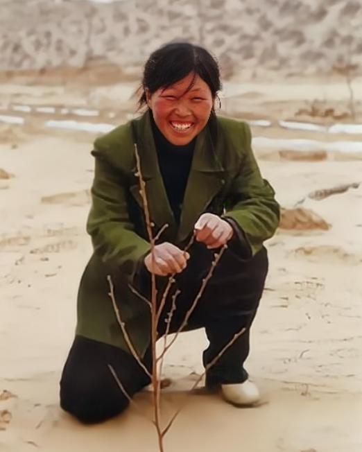 1985年，陕西一位父亲为了报答对方的救命之恩，将自己19岁的女儿嫁给对方儿子，
