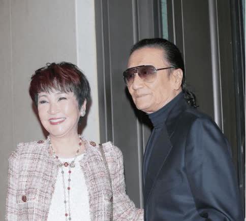 1985年，谢贤欠下了1600万赌债，被逼债，走投无路，妻子狄波拉经谢贤同意后，