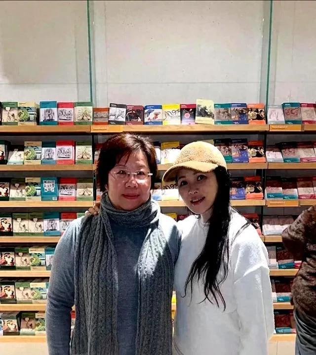 57岁伊能静被偶遇，淡妆出镜，