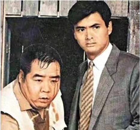1993年，“肥猫”郑则仕破产欠下8000多万债务，逼不得已给周润发打电话求助：
