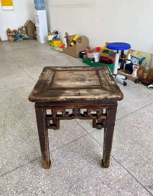 贵州贵阳，有一位阿姨在回家的路上，经过一家废品站的时候，发现废品站门口摆放着一张
