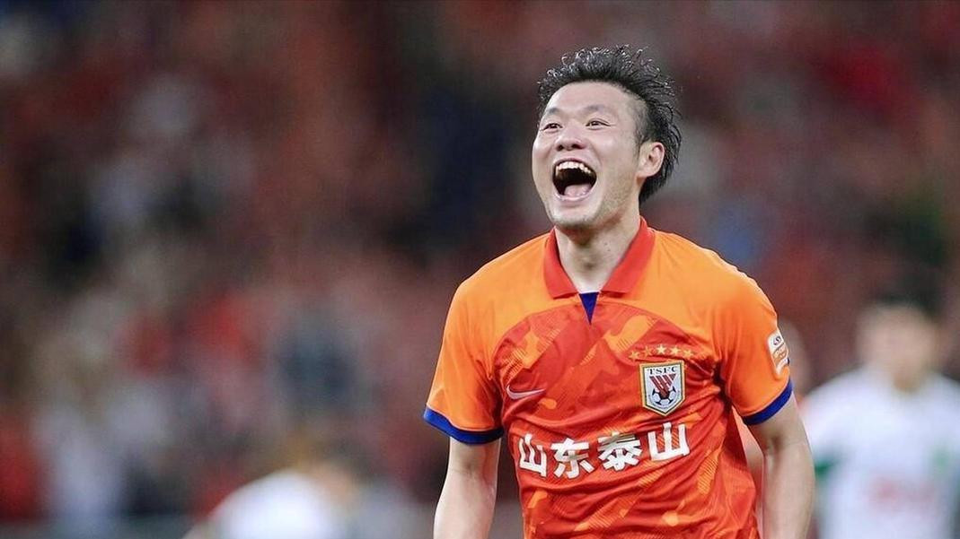 果然漏了这小子！足协紧急补招，火速赶到迪拜，国家队中场稳了