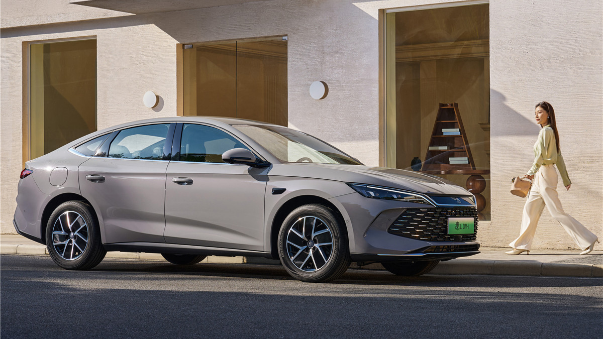 不到10万拿下A+插混轿车顶流，2026款秦L DM-i卷得更起劲