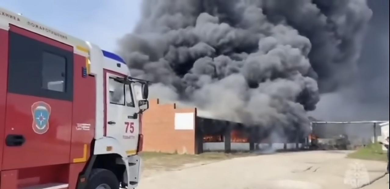 俄罗斯一油漆厂也遭到纵火了！
俄罗斯萨马拉地区一油漆厂遭人为放火，浓浓的大烟释放