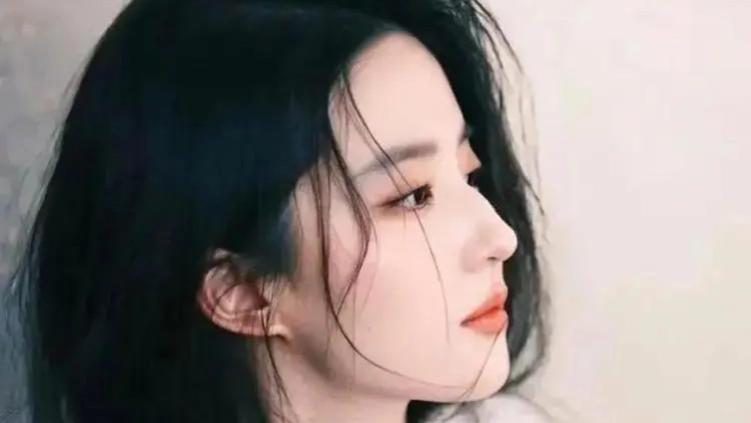 刘亦菲在自家豪宅撸猫，穿贵妇睡衣头发凌乱接地气素颜也美艳动人