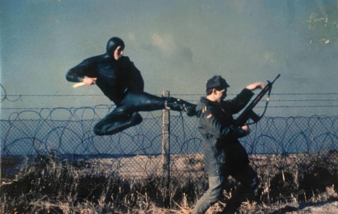 这是上世纪80年代德国海军陆战队征兵宣传海报。你能看得出他们是东德还是西德士兵的