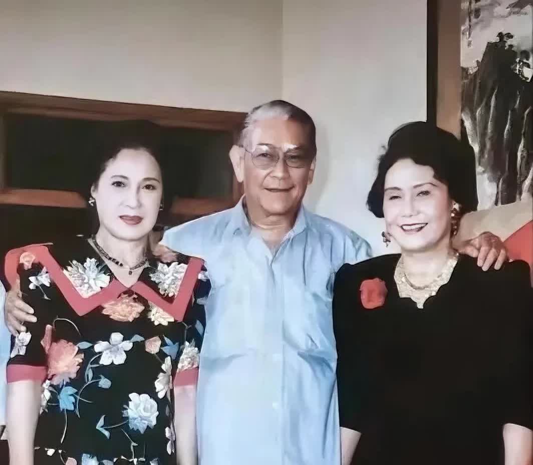 这是中国二十二大影星艺术家中三人合影，右起是白杨icon和谢添icon，左边这位