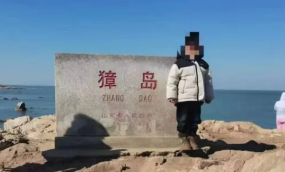 山东5岁孩子因睡觉晚，影响到亲妈和后爸的休息。他们拎起孩子就暴打一顿，孩子被后爸