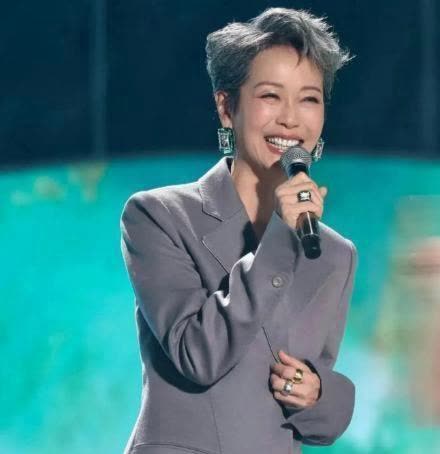 她的这种做法，是对婚姻的坚守，还是对现实的无奈，或许只有她自己最清楚了