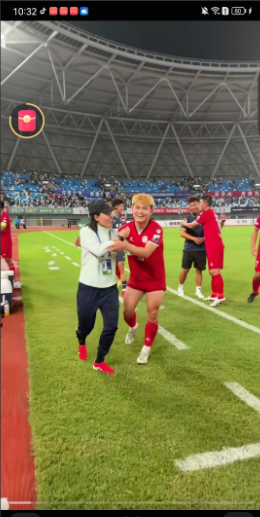 

[笑哭]震惊，
泰州队女教练追打常州队进球队员黄紫昌！
好家伙，
你早不上场