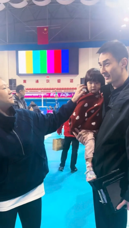 上海男排赢河北男排
也可以说是“河马”战胜了“黑马”
主教练沈琼的临场指挥起了很
