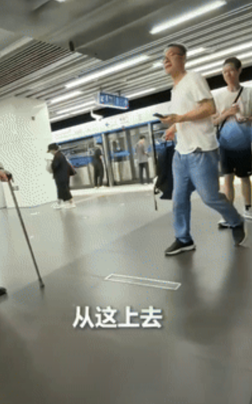 “感动坏了！”一家三口到北京旅游，下地铁准备打车去八达岭时，被一大爷给拦住了，他