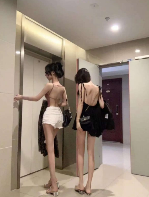 电梯门口偶遇如何打招呼!
