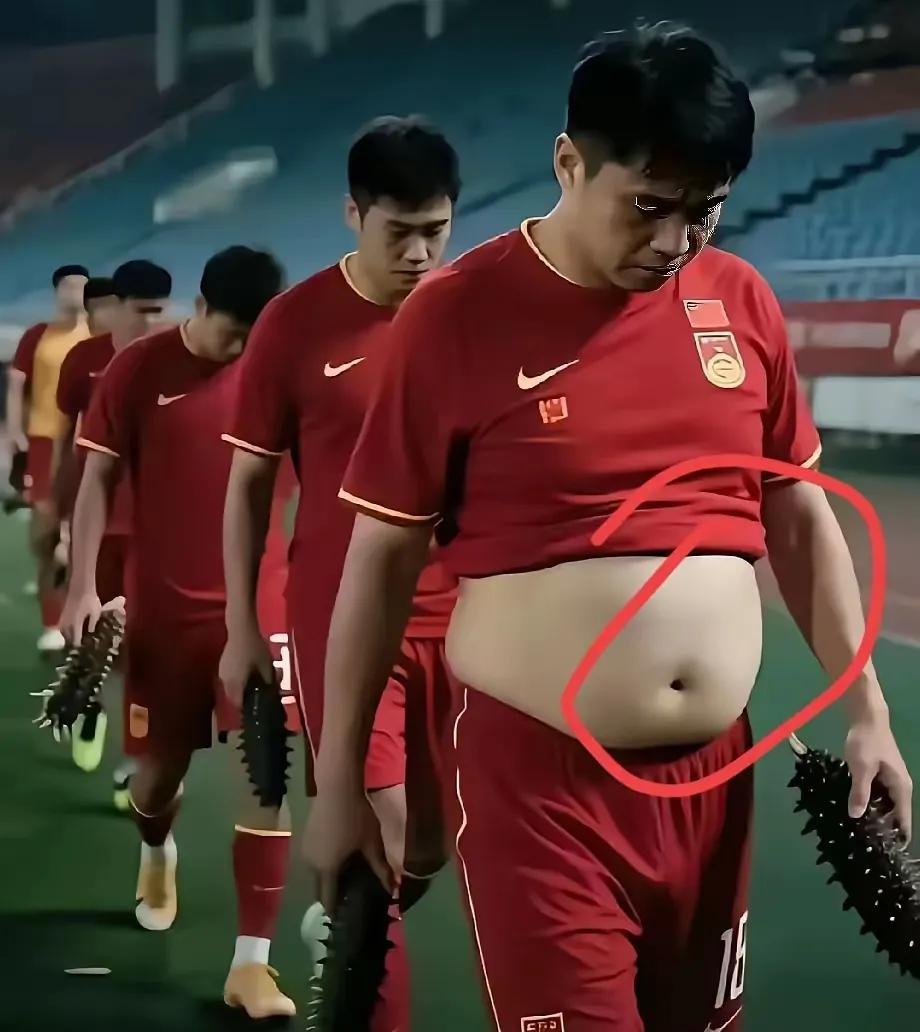 大肚便便，脑满肠肥，这也是足球运动员，也能代表中国足球出战，如果都是这样，我也能