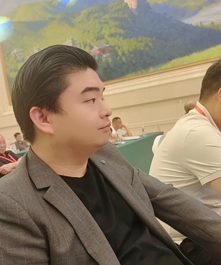 郑州市酒业协会第三届换届选举选出副会长尹中华等同志作为副会长
